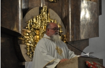 Ksiądz w kościele 