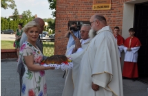 Kobieta i ksiądz pod kościołem 