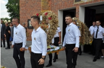 Wieniec dożynkowy niesiony przez mężczyzn 