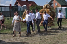 Mężczyźni i kobiety niosący wieniec 