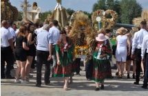 Korowód dożynkowy niosący wieńce 