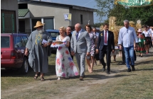 Gości dożynek w korowodzie 