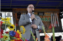Elegancko ubrany mężczyzna mówiący do mikrofonu ze sceny 