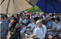 Kilkanaście osób siedzących na widowni 