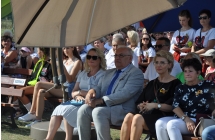 Kilka osób siedzących na ławce 