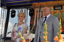 Elegancko ubrani kobieta i mężczyzna na scenie 