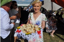 Uśmiechnięta kobieta trzymająca w koszyku pokrojony chleb 