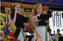 Dwie dziewczyny w roli konferansjerów na scenie 