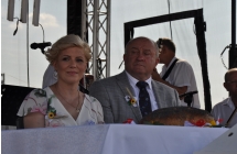 Dumnie siedzący na scenie mężczyzna i kobieta 