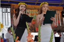 Dwie dziewczyny w wiankach na głowach w roli konferansjerek 