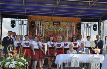 Zespół ludowy w charakterystycznych strojach na scenie