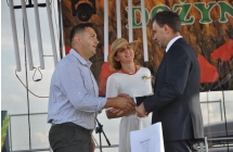 Dwoje mężczyzn i kobieta na scenie 