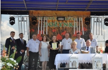 Kilkanaście osób na scenie 
