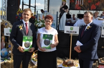 Dwoje mężczyzn i kobieta z dyplomem 
