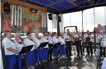 Zespół folklorystyczny na scenie 