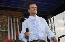 Charyzmatyczny mężczyzna na scenie 