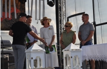 Troje mężczyzn i dwie kobiety na scenie dożynkowej 