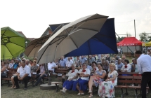 Goście dożynkowi siedzący przez sceną