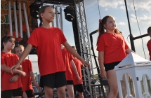 Kilka dziewczynek podczas tańca 
