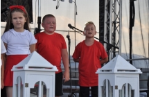 Dwoje chłopców i dziewczynka na scenie 