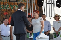 Mężczyzna podający dłoń kobiecie na scenie 