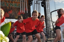 Dzięcięca grupka taneczna wykonująca układ na scenie 