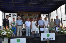Grupa ludzi na scenie 