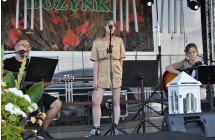 Trio gitarowe - mężczyzna i dziewczyna grający na gitarach, trzecia dziewczyna śpiewa piosenke 