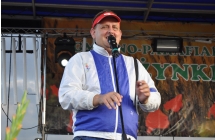 Mężczyzna na scenie - artysta kabaretowy 