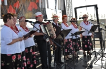 Zespół folklorystyczny na scenie 