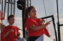Dziewczynka i chłopczyk na scenie podczas występu artystycznego 