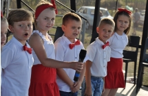 Troje chłopców i dwie dziewczynki na scenie podczas występu artystycznego 