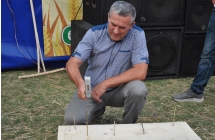 Usmiechnięty mężczyzna wbijający gwóżdź 