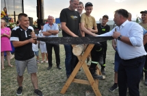 Dwoje mężczyzn tnących kłodę 