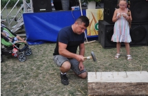 Skupiony mężczyzna wbijający gwóźdź 
