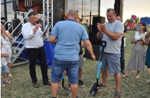 Kilkoro mężczyzn dyskutujących pod sceną 