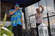 Dwoje mężczyzn na scenie. Występ kabaretowy 