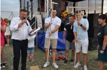 Kilkoro mężczyzn pod sceną 