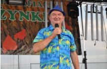Uśmiechnięty mężczyzna na scenie