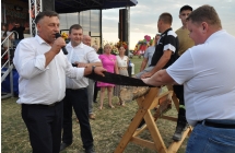 Mężczyzna z mikrofonem komentujący zawody sportowe 