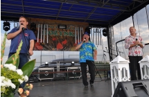 Troje mężczyzn na scenie. Występ kabaretowy 