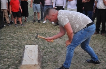 Mężczyzna zamachujący się młotkiem w gwóźdź 