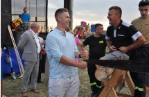 Uśmiechnięci mężczyźni podczas rywalizacji sportowej 