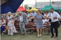 Dwie pary tańczące w rytm muzyki 