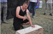 Młody mężczyzna wbijający gwóźdź 