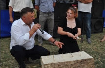 Mężczyzna z mikrofonem oraz dziewczyna trzymająca młotek 
