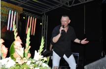 Piosenkarz śpiewający na scenie 