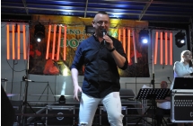 Mężczyzna z mikrofonem na scenie 
