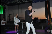 Kobieta oraz mężczyzna na scenie podczas koncertu 