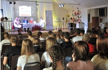 Osoby obserwujące czytających ludzi na scenie 
